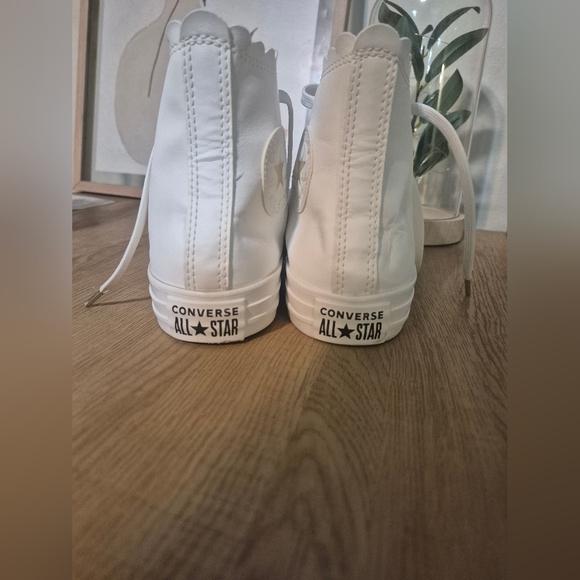 Converse Women's Chuck Taylor Shoes - White (See Little Damage In Last Photo) - Picture 6 of 8